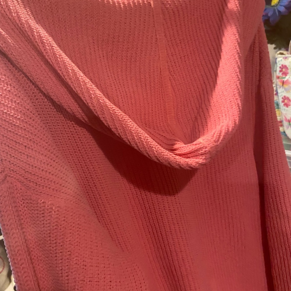 Coral pink cable type sweater